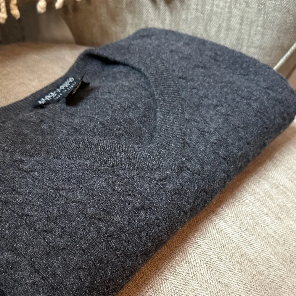 VTG Italy 100% cashmere cable-knit V-neck sweater vest in gray Men’s L